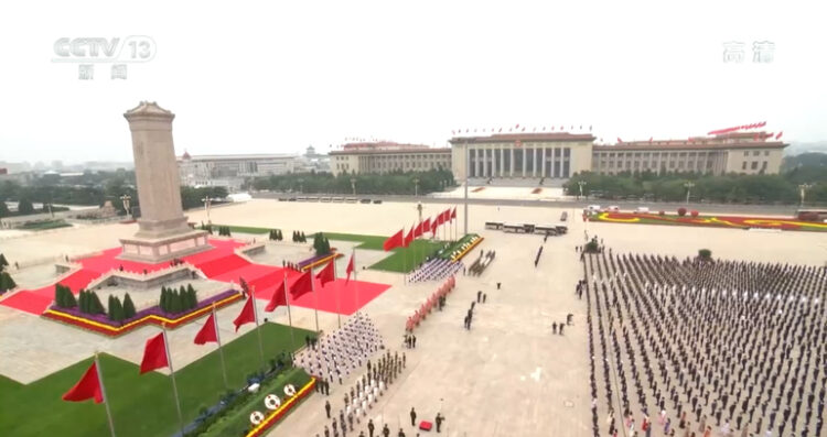 Xi Jinping, Halk Kahramanları Anıtı’na çiçek koydu