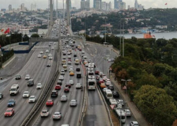 İstanbul’da trafik felç, yoğunluk yüzde 60’ı gördü