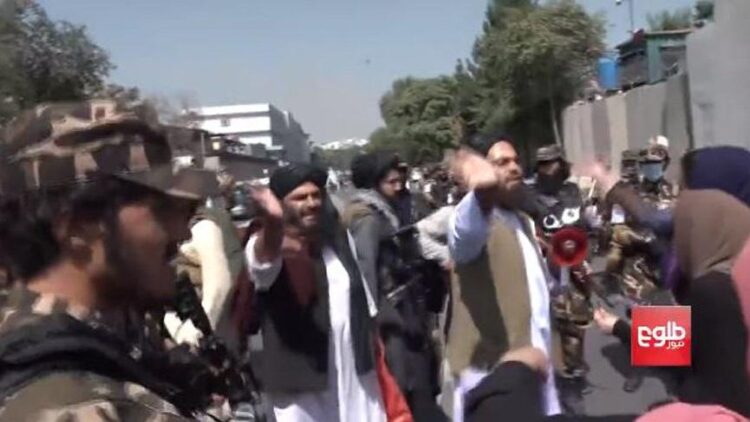 Taliban kadınların protestosunda şiddete başvurdu