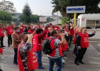 Mitsuba fabrikası işçileri fabrikaya kapanarak direnişe geçti