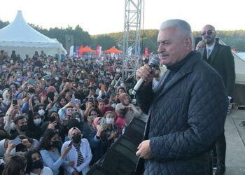 Binali Yıldırım, festivalde öğrencilerle Aşık Veysel’in türküsünü söyledi