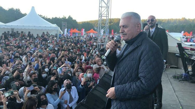 Binali Yıldırım, festivalde öğrencilerle Aşık Veysel’in türküsünü söyledi