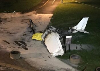 ‘Benimle Evlenir misin?’ pankartı taşıyan uçak düştü