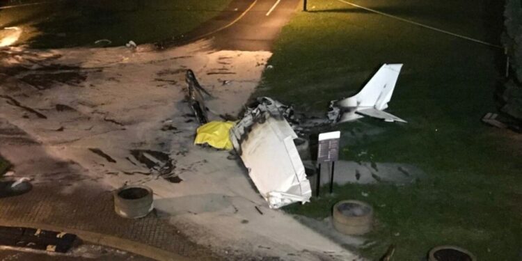 ‘Benimle Evlenir misin?’ pankartı taşıyan uçak düştü