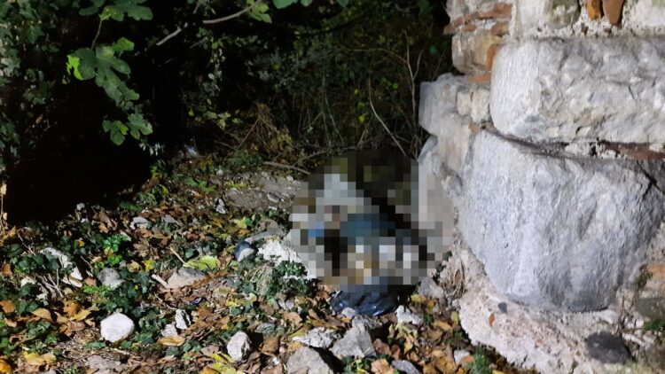 Tarihi surların yanında ceset bulundu