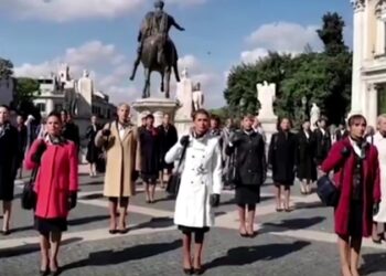 Uçuş personeli protesto için soyundu