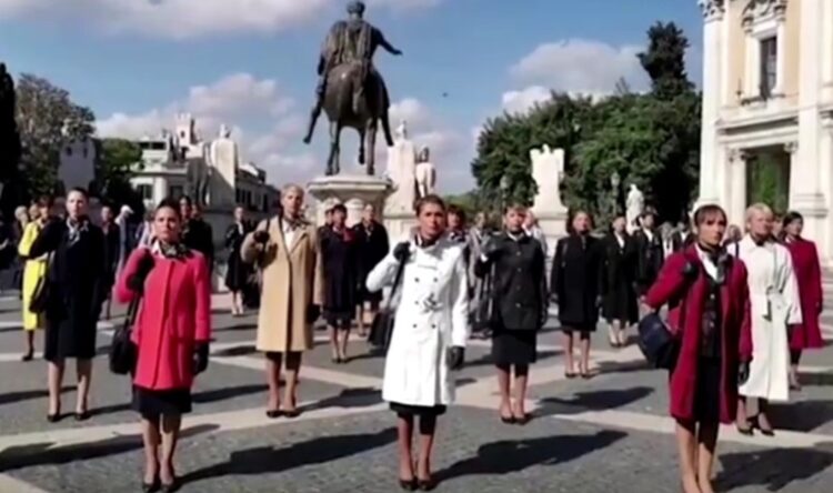 Uçuş personeli protesto için soyundu
