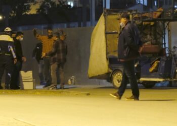 Çöp konteynerinden karton almaya çalıştığı anda bomba patladı