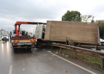 D-100 karayolunda feci kaza: Trafiğe kapandı