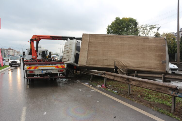 D-100 karayolunda feci kaza: Trafiğe kapandı
