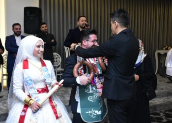 Düğünde takı yerine kangal sucuk taktılar