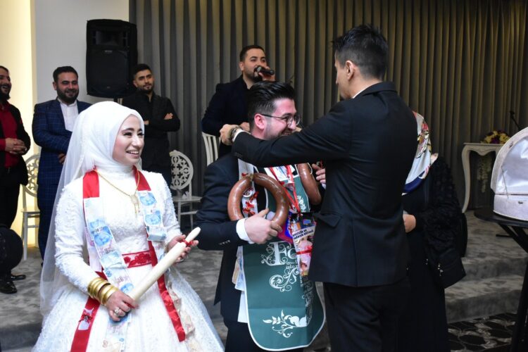 Düğünde takı yerine kangal sucuk taktılar