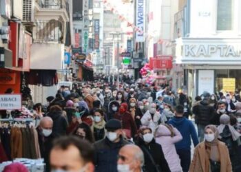 Kısıtlamalar yeniden getirilecek mi? Bilim Kurulu üyesinden endişelendiren uyarılar