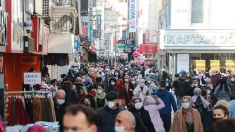 Kısıtlamalar yeniden getirilecek mi? Bilim Kurulu üyesinden endişelendiren uyarılar