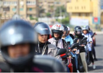 Onlarca kadın tabuları yıkmak için motosiklete bindi