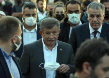 ‘Sen arkadaşlarına ihanet ettin’ çıkışına Davutoğlu’ndan sert yanıt