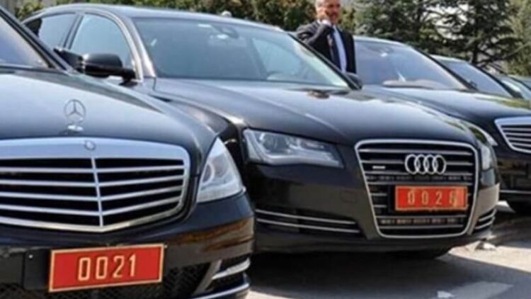 Eski bakanlara devletin bütçesinden makam aracı