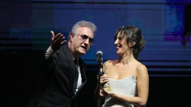 Karadağlı’ya destek verdi: “Kadınlar erkekler üzerinden prim yapmaktan vazgeçsin”