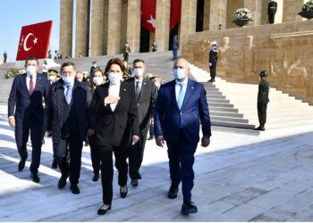 Anıtkabir ziyaretinde gözden kaçan kare: Devlet Bahçeli ile…