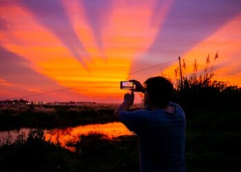 Mekong Nehri üzerindeki gün batımına turistlerden yoğun ilgi