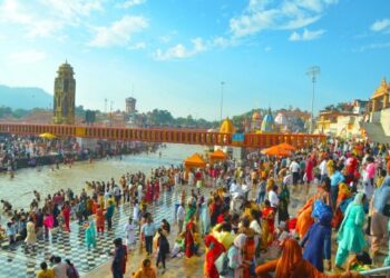 Yüzlerce Hindu Ganj Nehri’nde kutsal dalış yaptı