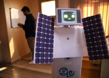 Mısırlı mühendis yapay zekayla havadaki nemden içme suyu üreten robot yaptı