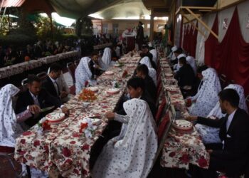 85 çift aynı anda evlendi