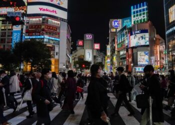 Kovid-19 kısıtlamalarının gevşetildiği Japonya’da sokaklar hareketlendi
