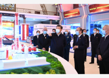Xi Jinping, ülkesinin bilimsel başarılarının anlatıldığı sergiyi gezdi