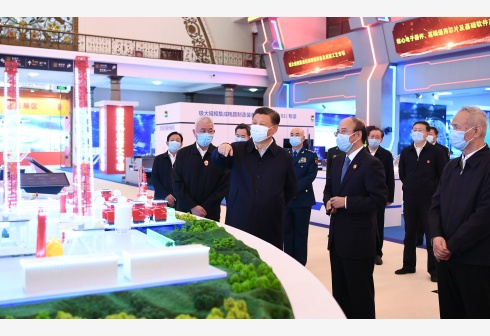 Xi Jinping, ülkesinin bilimsel başarılarının anlatıldığı sergiyi gezdi