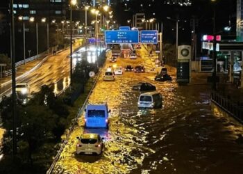 Cadde ve sokaklar sular altında kaldı