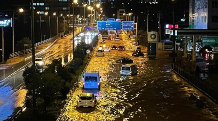 Cadde ve sokaklar sular altında kaldı