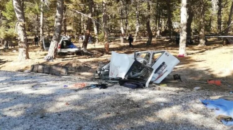 Servis aracı devrildi: Çok sayıda öğrenci vefat etti