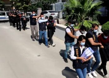 Jigolo olmak isteyen 182 kişi dolandırıldı