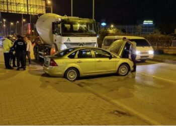 Beton mikseri otomobili metrelerce sürükledi