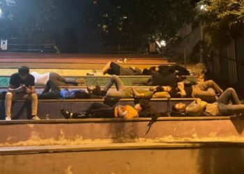 ‘Barınamıyoruz’ diyen öğrencilerden İstiklal Caddesi’nde battaniyeli yürüyüş