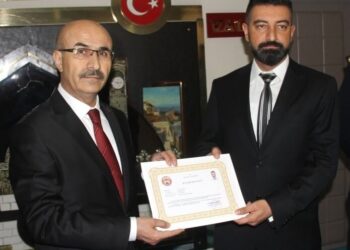 Validen başarı belgesi alan polis memuru, uyuşturucu operasyonunda yakalandı