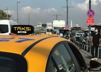 Evlilik teklifi yapmak isteyen taksici kendini ve kız arkadaşını polise yakalattı