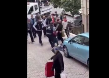 Kağıthane’de zabıtalar meyve satan genci tekme tokat dövdü