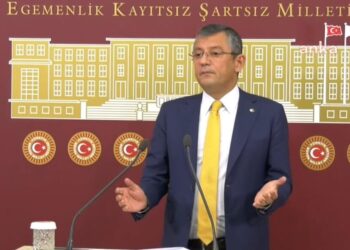 “Tayyip Bey gofret alarak saçını tarıyor”