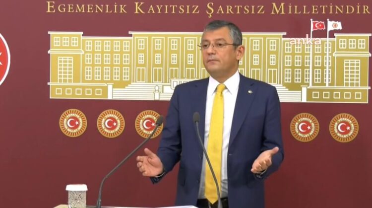 “Tayyip Bey gofret alarak saçını tarıyor”