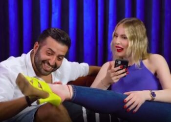 Canlı yayında ayağını okşamıştı: Hande Sarıoğlu’ndan yanıt