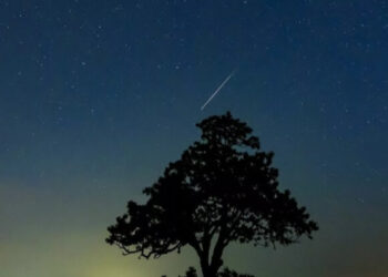 Çatısına isabet eden göktaşı yastığına düştü