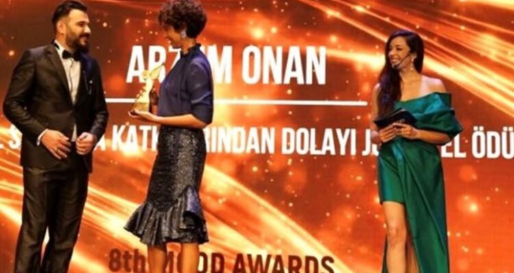 Ödül töreni yetkilileri ünlüleri dolandırıp kayıplara karıştı