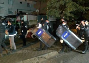 Yüzlerce polisle kağıt toplama işçilerine gece baskını