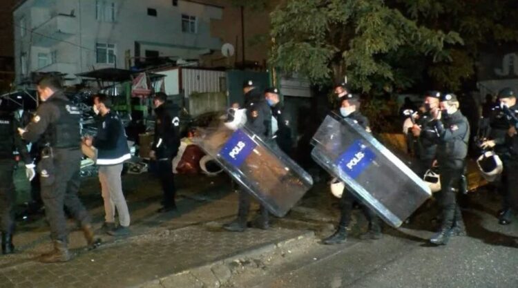 Yüzlerce polisle kağıt toplama işçilerine gece baskını