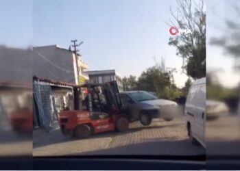 Şoföre kızdı, otomobili forkliftle kaldırıp kenara koydu