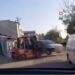 Şoföre kızdı, otomobili forkliftle kaldırıp kenara koydu