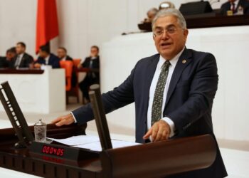 CHP’li Ünsal, dört dairesini yurt sorunu yaşayan öğrencilere tahsis etti