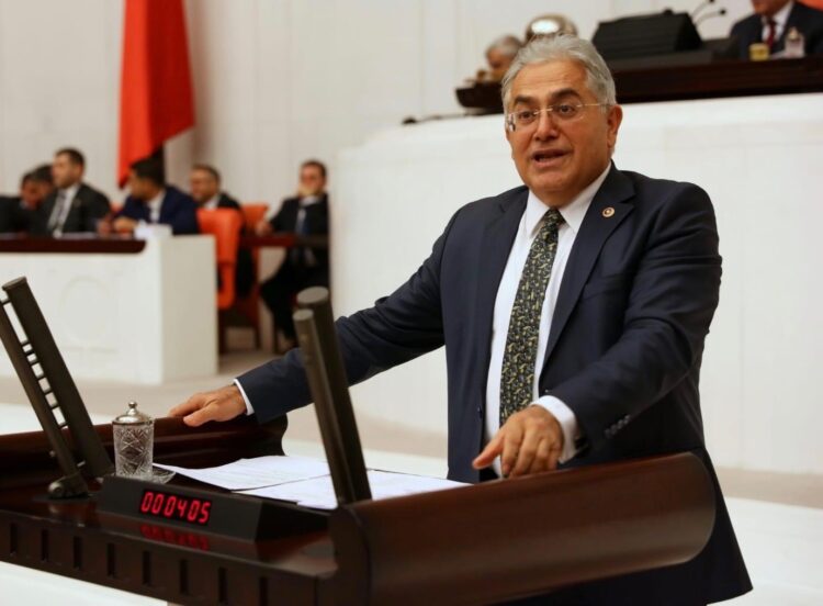 CHP’li Ünsal, dört dairesini yurt sorunu yaşayan öğrencilere tahsis etti